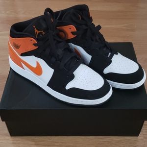 Air Jordan Mid Shattered Backboard